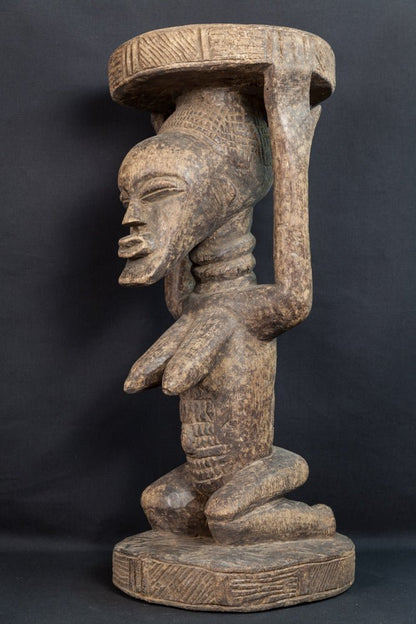 Statue Baoulé féminine assise porte - offrande - 