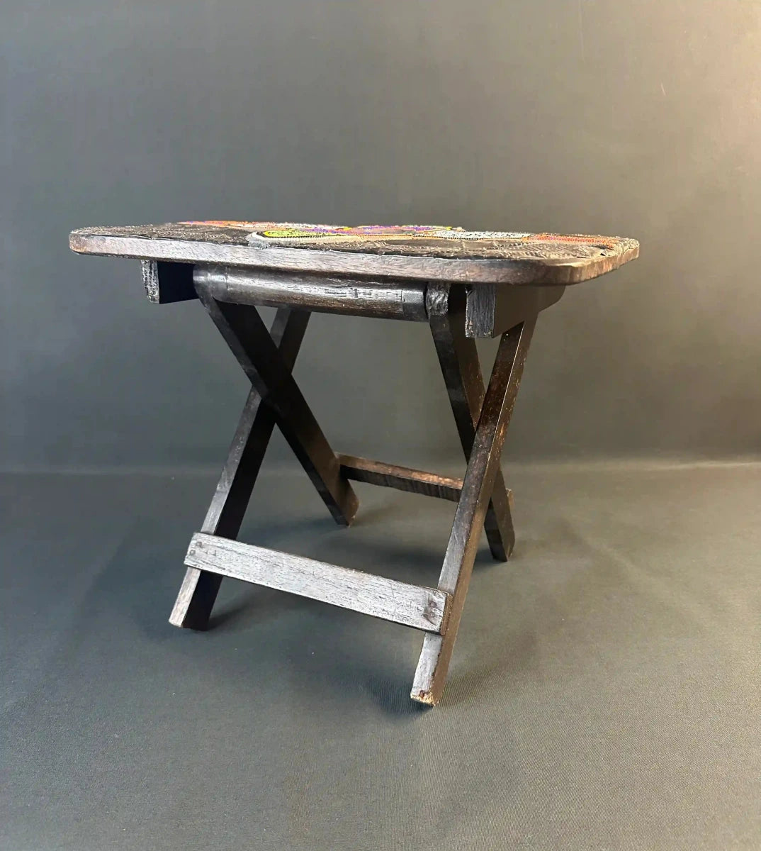 Tabouret africain pliant carré en bois perlé - 